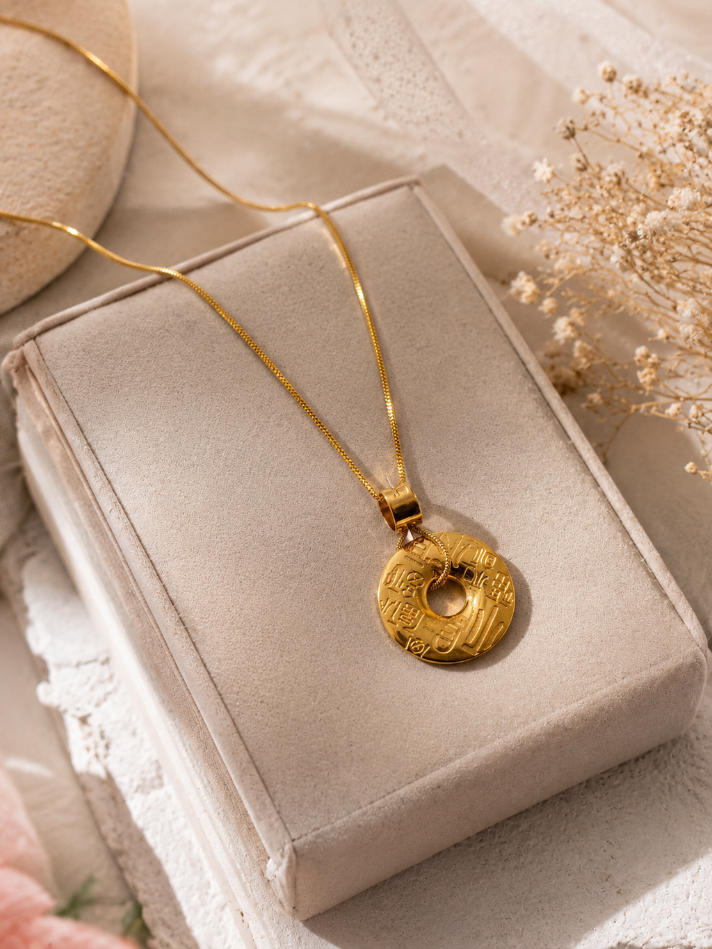 Lucky Coin Pendant Necklace – Timeless Elegance with Everyday Comfort