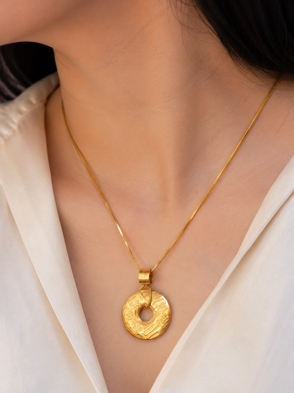 Lucky Coin Pendant Necklace – Timeless Elegance with Everyday Comfort